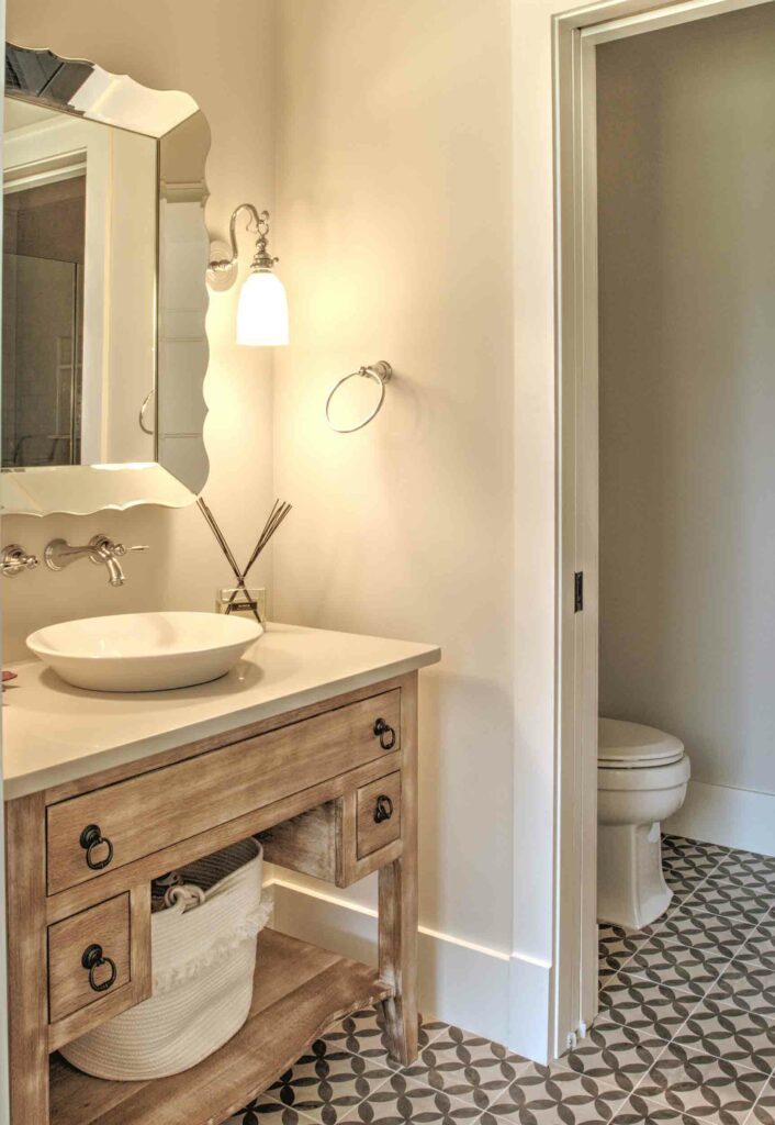 A bathroom with a sink and a mirror