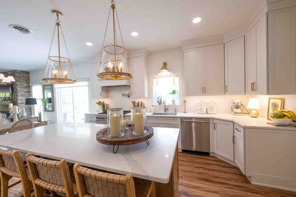 A kitchen with Linen White maple cabinets.