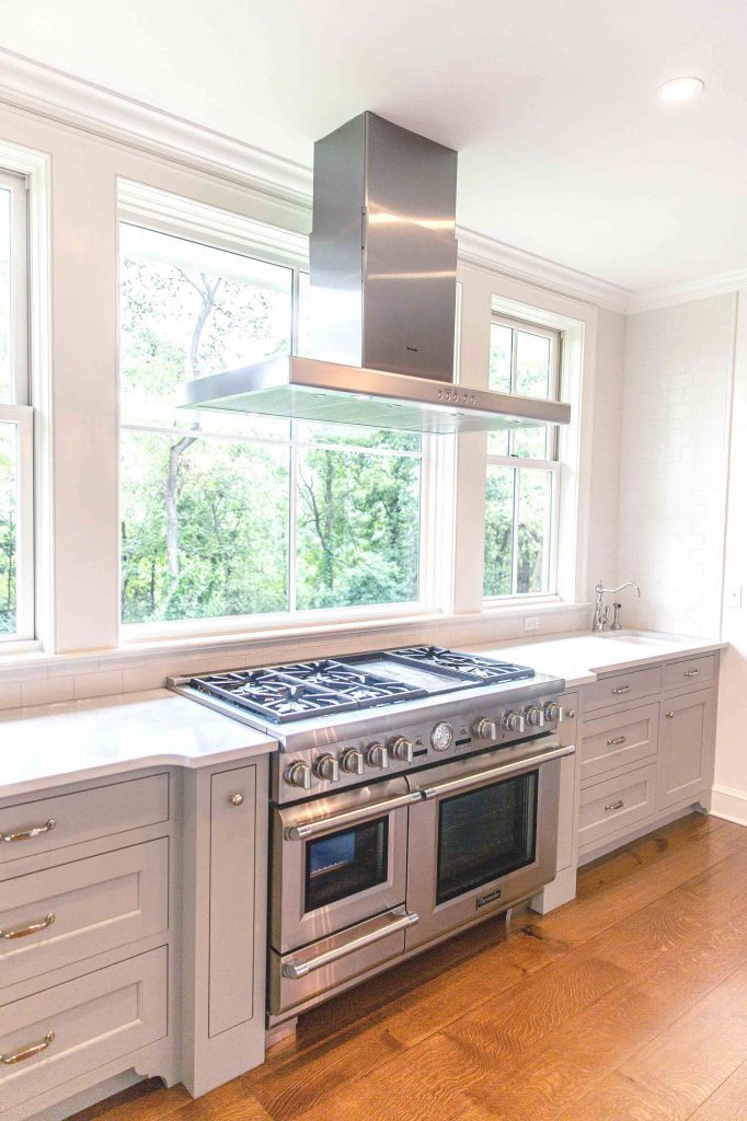 A stove and oven in a kitchen